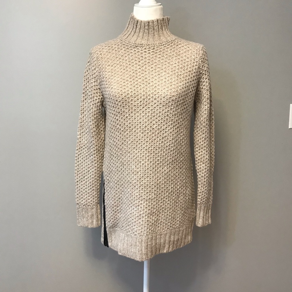NWOT Banana Republic Cable Knit Sweater 🧣